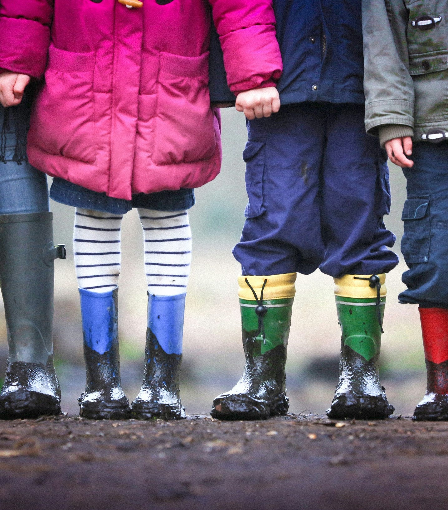 Drei Kleinkinder, Die Auf Weißem Tisch Essen